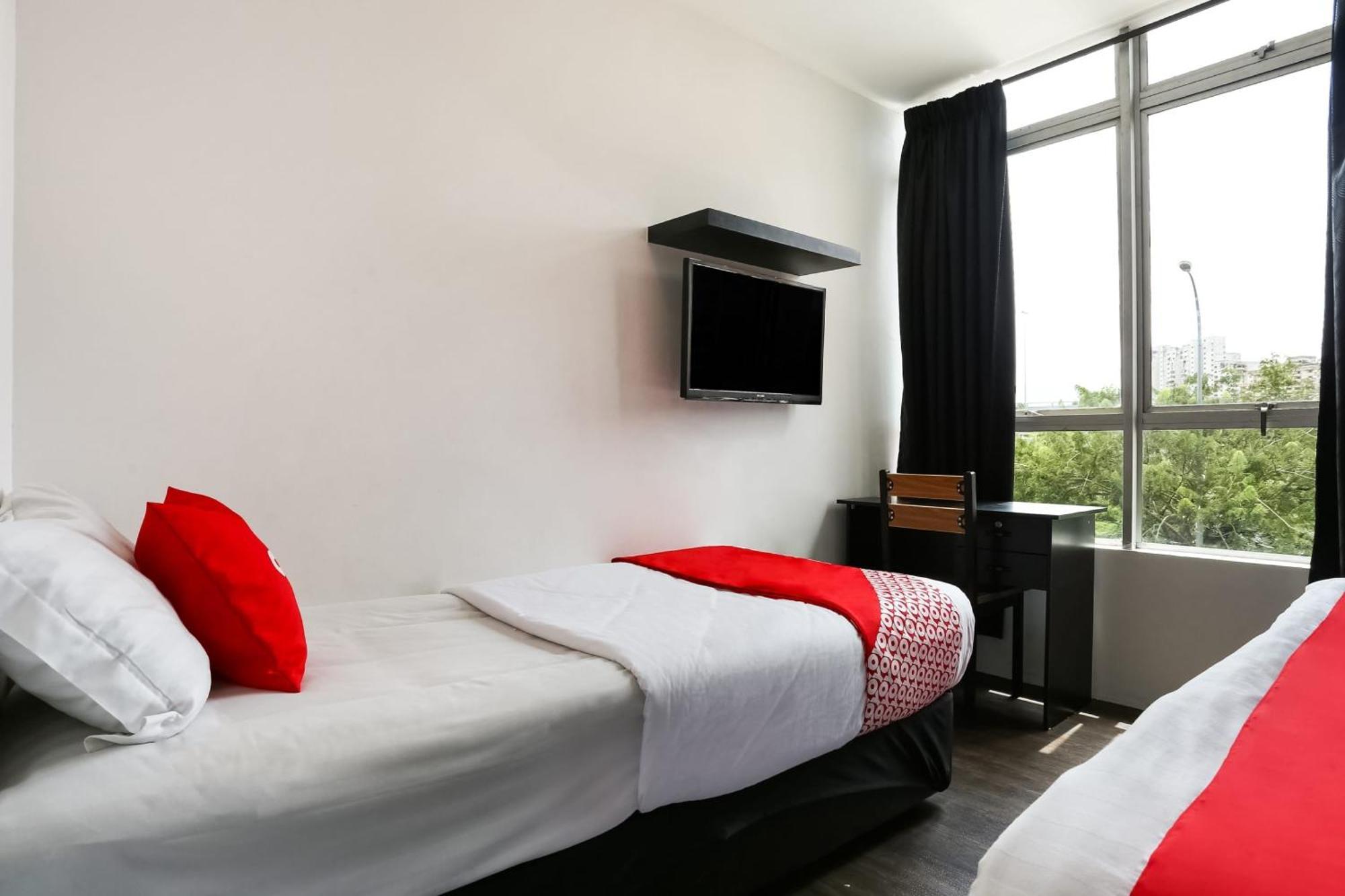 Oyo 90460 Hotel Kl2F Rest & Go Шах-Алам Экстерьер фото